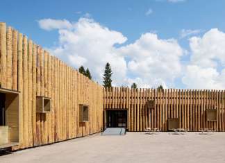 The protruding wooden boxes transform the building to an urban furniture : Photo credit © Åke E:son Lindman