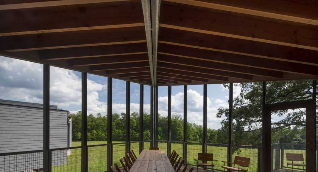 Espacios Interiores de las Viviendas en la Finca Histórica High Meadow en Fallingwater por Bohlin Cywinski Jackson : © Nic Lehoux / Bohlin Cywinski Jackson