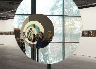 Olafur Eliasson - Pentagonal mirror tunel, 2017 - Mirror, stainless steel, aluminium, paint (granite gray) ø 520 cm, EMMA, Espoo, Finnland, 2017 : Photo Ari Karttunen/EMMA © Olaufr Eliasson