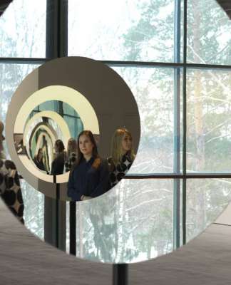 Olafur Eliasson - Pentagonal mirror tunel, 2017 - Mirror, stainless steel, aluminium, paint (granite gray) ø 520 cm, EMMA, Espoo, Finnland, 2017 : Photo Ari Karttunen/EMMA © Olaufr Eliasson