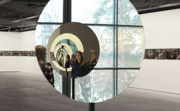 Olafur Eliasson: Pentagonal landscapes en el Museo EMMA Olafur Eliasson - Pentagonal mirror tunel, 2017 - Mirror, stainless steel, aluminium, paint (granite gray) ø 520 cm, EMMA, Espoo, Finnland, 2017 : Photo Ari Karttunen/EMMA © Olaufr Eliasson