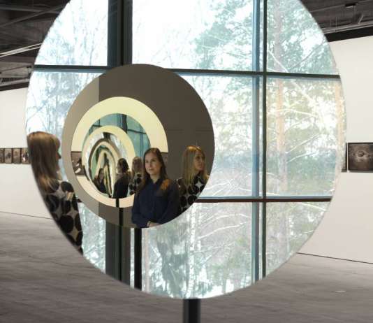 Olafur Eliasson - Pentagonal mirror tunel, 2017 - Mirror, stainless steel, aluminium, paint (granite gray) ø 520 cm, EMMA, Espoo, Finnland, 2017 : Photo Ari Karttunen/EMMA © Olaufr Eliasson