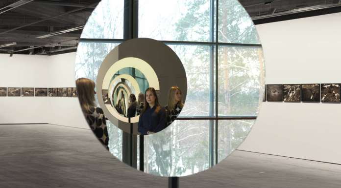 Olafur Eliasson - Pentagonal mirror tunel, 2017 - Mirror, stainless steel, aluminium, paint (granite gray) ø 520 cm, EMMA, Espoo, Finnland, 2017 : Photo Ari Karttunen/EMMA © Olaufr Eliasson