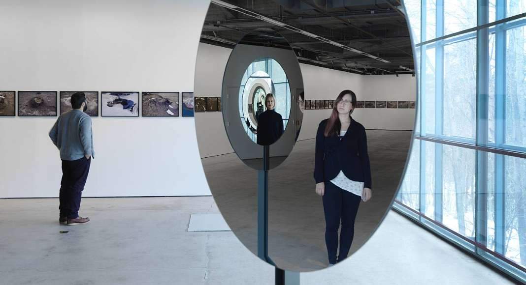 Olafur Eliasson - Pentagonal mirror tunel, 2017 - Mirror, stainless steel, aluminium, paint (granite gray) ø 520 cm, EMMA, Espoo, Finnland, 2017 : Photo Ari Karttunen/EMMA © Olaufr Eliasson