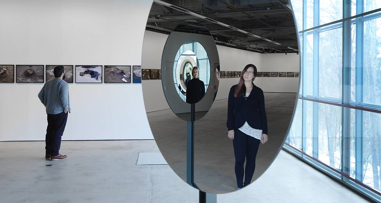 Olafur Eliasson - Pentagonal mirror tunel, 2017 - Mirror, stainless steel, aluminium, paint (granite gray) ø 520 cm, EMMA, Espoo, Finnland, 2017 : Photo Ari Karttunen/EMMA © Olaufr Eliasson