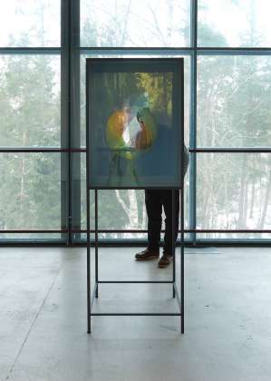 Olafur Eliasson - Your intuition, 2014 - Coloured glass (green, light blue, pink, orange, yellow, red), stainless steel, paint (anthracite) 197 x 67.5 x 67.5 cm - EMMA, Espoo, Finnland, 2017 : Photo Ari Karttunen © Olafur Eliasson