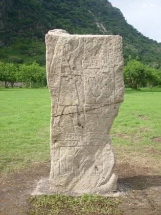 Estelas, petrograbados y altares de la zona arqueológixa han sido digitalizadas : Fotografía cortesía de © Carolina Meza y © Mario Córdova INAH