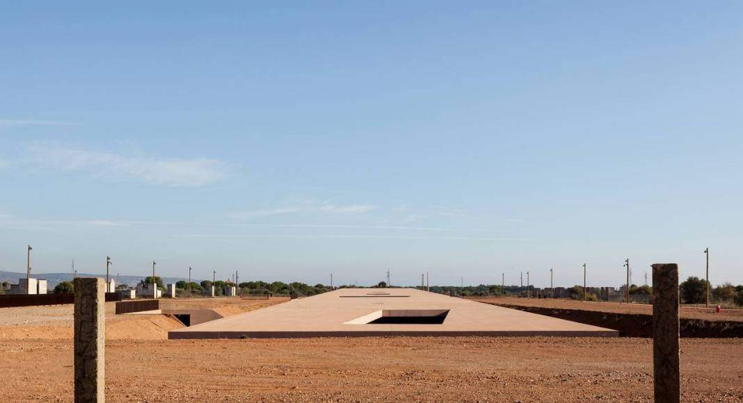 Rivesaltes Memorial Museum, Rivesaltes/Ribesaltes, FR diseñado por Rudy Ricciotti, Bandol : Fotografía © Kevin Dolmaire