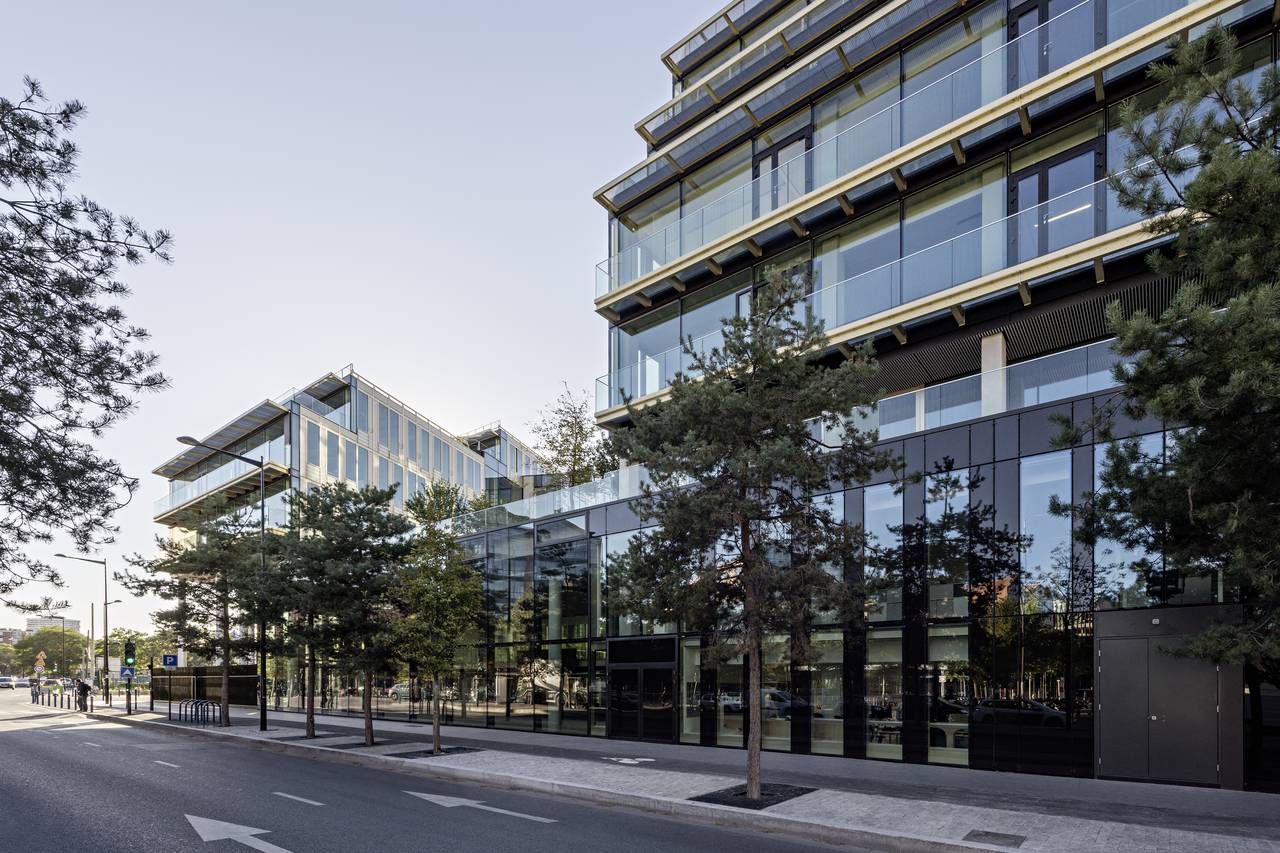Veolia HQ Hall View from the Street designed by DFA | Dietmar Feichtinger Architectes : Photo © Hertha Humaus