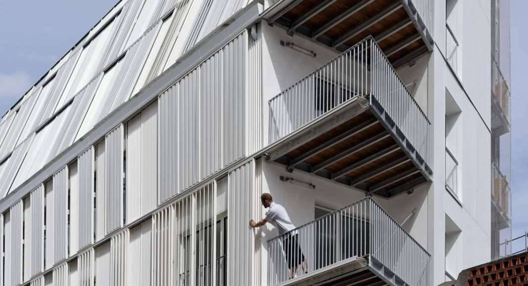 Balcones del Desarrollo de 10 Viviendas en Castagnary diseñado por DFA : Photo © David Boureau