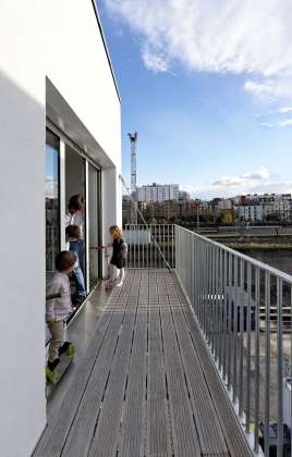 Corredor de los Balcones del Desarrollo de 10 Viviendas en Castagnary diseñado por DFA : Photo © David Boureau