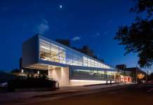 The diagonal form pulses with the anticipation of movement, embodying the programmatic need for immediate action and energizing the community with a sense of engagement : Photo credit © Paul Warchol