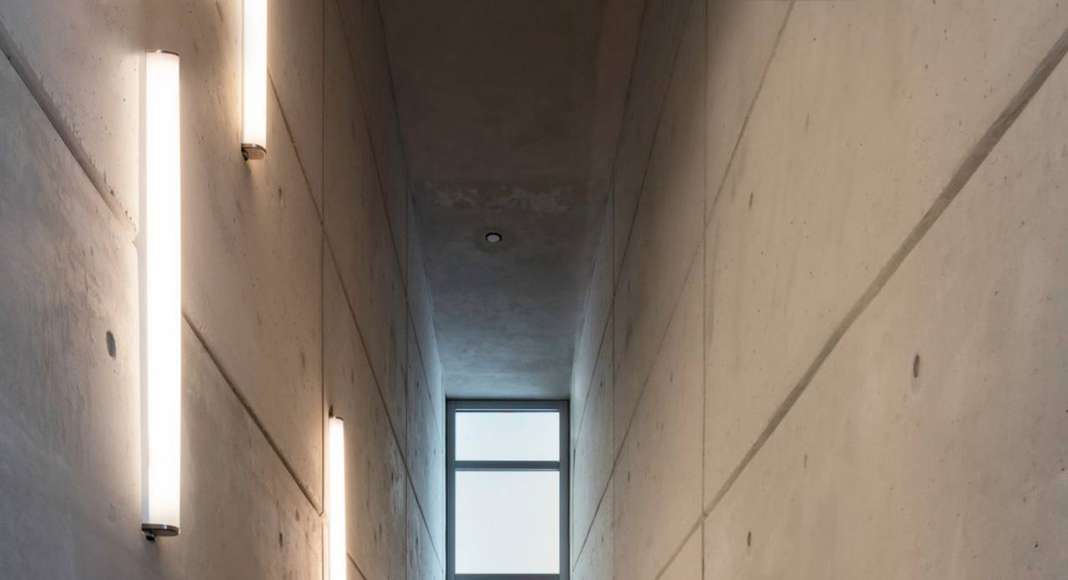 Cast-in-place concrete walls are found on both the interior and exterior, such as in this staircase linking the offices on the second floor to the station below : Photo credit © Paul Warchol