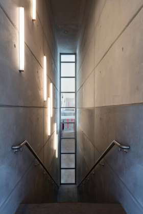Cast-in-place concrete walls are found on both the interior and exterior, such as in this staircase linking the offices on the second floor to the station below : Photo credit © Paul Warchol