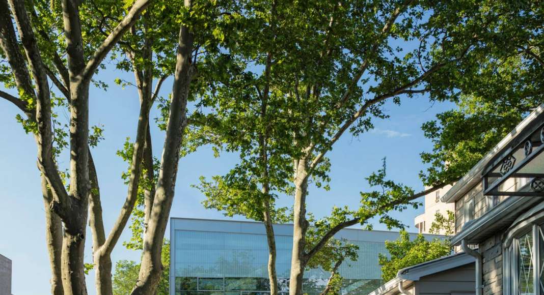 The building's 30-foot cantilever hangs over the driveway leading to staff parking at the rear : Photo credit © Paul Warchol