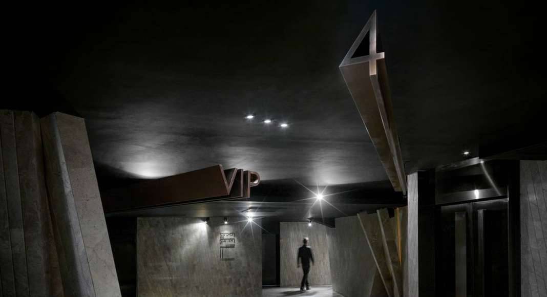 Walking through the corridor to reach the theatre, you’ll find yourself walking in another form of meteor shower, which is transformed to flat rectangular shapes made out of stone, looking as if they are growing from the ground : Photo credit © One Plus Partnership Limited & Jonathan Leijonhufvud