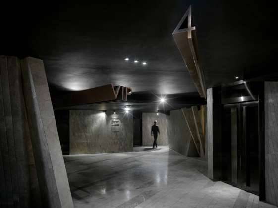 Walking through the corridor to reach the theatre, you’ll find yourself walking in another form of meteor shower, which is transformed to flat rectangular shapes made out of stone, looking as if they are growing from the ground : Photo credit © One Plus Partnership Limited & Jonathan Leijonhufvud