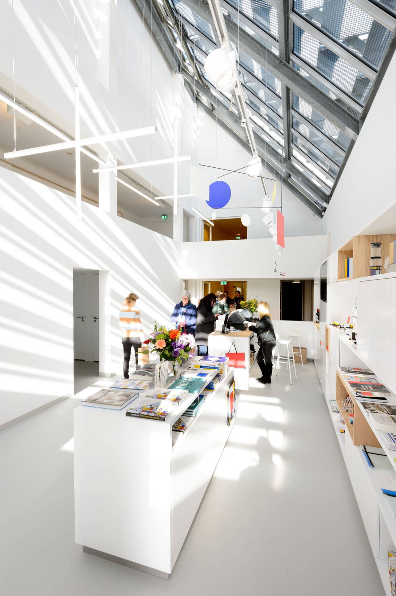 The renovation of the interior was based on the concept of an empty canvas. When entering the Mondrian House, you experience a white, bright space : Photo credit © Mike Bink Photography