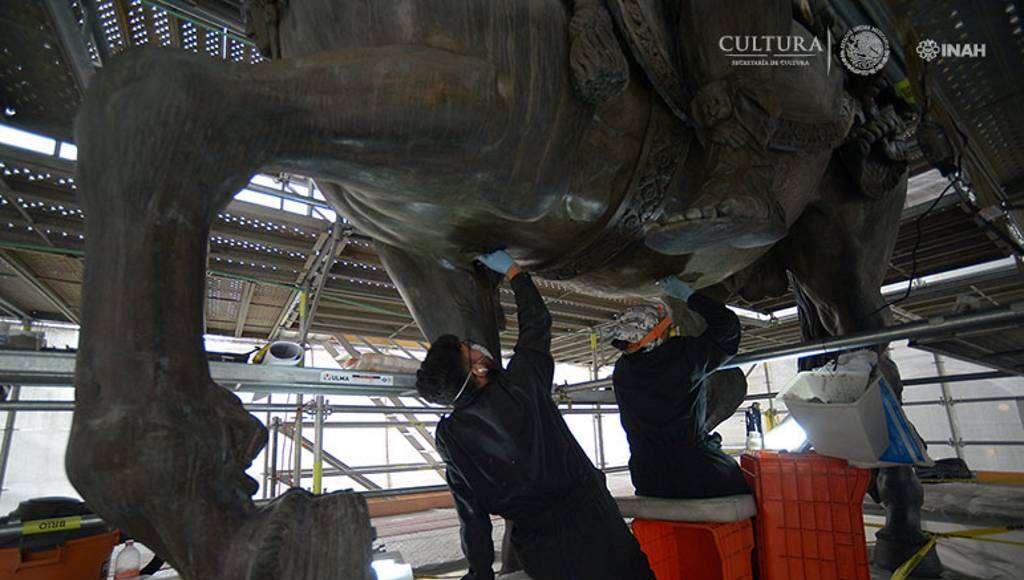 Con escalpelo en mano, el equipo de restauradores que atiende la Escultura Ecuestre de Carlos IV ha ido eliminando con paciencia un recubrimiento negro : Foto © Héctor Montaño, INAH