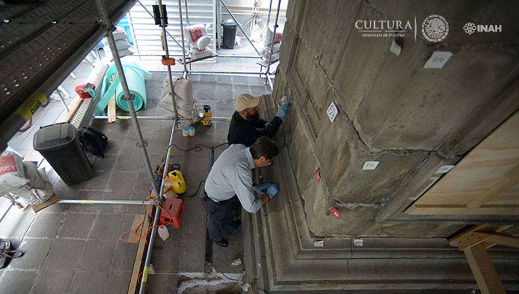 Se han abierto tres calas estratigráficas para identificar el tipo de cimentación : Foto © Héctor Montaño, INAH