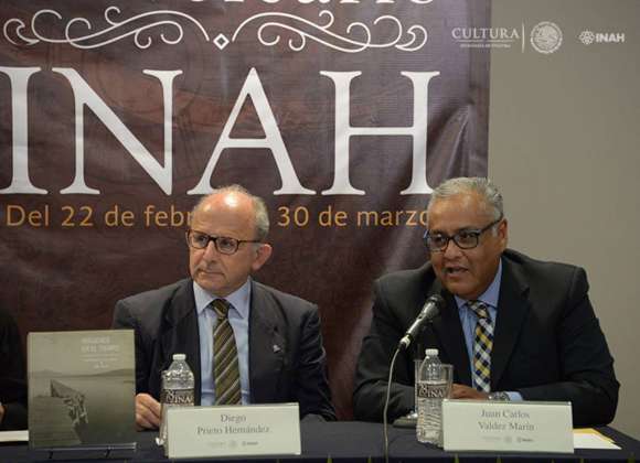 Juan Carlos Váldez, director del Sistema Nacional de Fototecas, y Diego Prieto, director general del INAH : Foto © Héctor Montaño, INAH