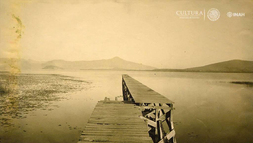 Muelle a orillas del Lago de Pátzcuaro. 1900 : Foto © SECRETARÍA DE CULTURA.INAH.SINAFO.FN.MX