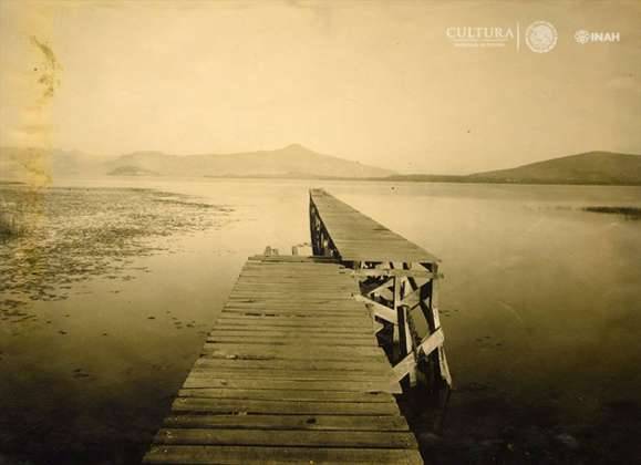Muelle a orillas del Lago de Pátzcuaro. 1900 : Foto © SECRETARÍA DE CULTURA.INAH.SINAFO.FN.MX