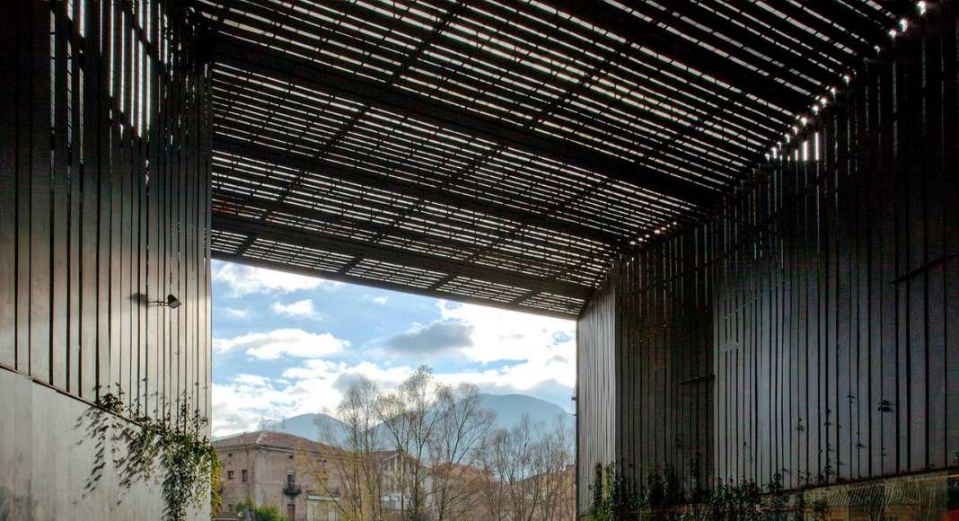 La Lira Theater Public Open Space, 2011, Ripoll, Girona, España en colaboración con J. Puigcorbé : Photo by © Hisao Suzuki, courtesy of © The Pritzker Architecture Prize