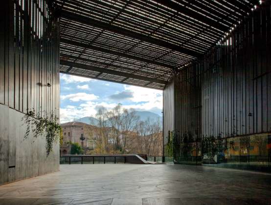 La Lira Theater Public Open Space, 2011, Ripoll, Girona, España en colaboración con J. Puigcorbé : Photo by © Hisao Suzuki, courtesy of © The Pritzker Architecture Prize