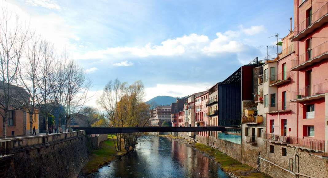 La Lira Theater Public Open Space, 2011, Ripoll, Girona, España en colaboración con J. Puigcorbé : Photo by © Hisao Suzuki, courtesy of © The Pritzker Architecture Prize