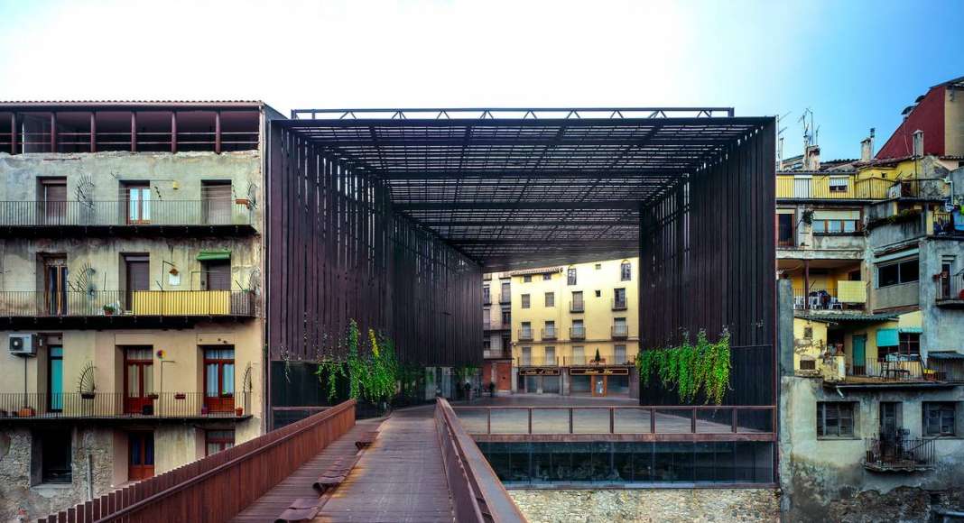 La Lira Theater Public Open Space, 2011, Ripoll, Girona, España en colaboración con J. Puigcorbé : Photo by © Hisao Suzuki, courtesy of © The Pritzker Architecture Prize