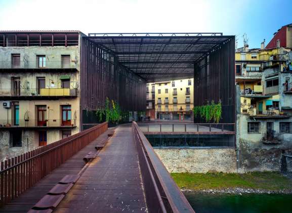 La Lira Theater Public Open Space, 2011, Ripoll, Girona, España en colaboración con J. Puigcorbé : Photo by © Hisao Suzuki, courtesy of © The Pritzker Architecture Prize