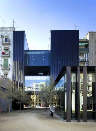 Sant Antoni – Joan Oliver Library, Senior Citizens Center and Cándida Pérez Gardens, 2007, Barcelona, España : Photo by © Eugeni Pons, courtesy of © The Pritzker Architecture Prize