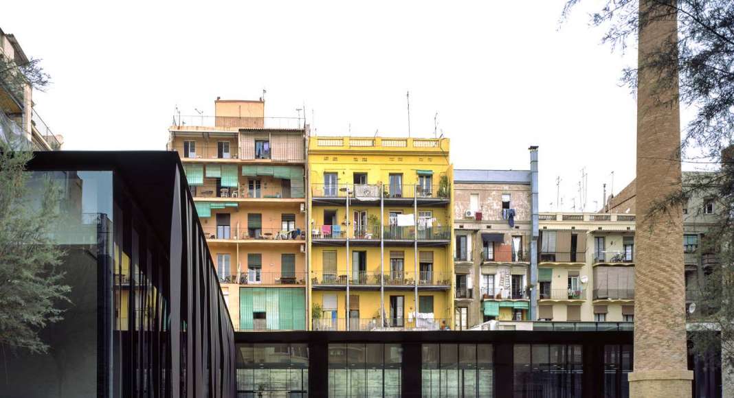 Sant Antoni – Joan Oliver Library, Senior Citizens Center and Cándida Pérez Gardens, 2007, Barcelona, España : Photo by © Hisao Suzuki, courtesy of © The Pritzker Architecture Prize