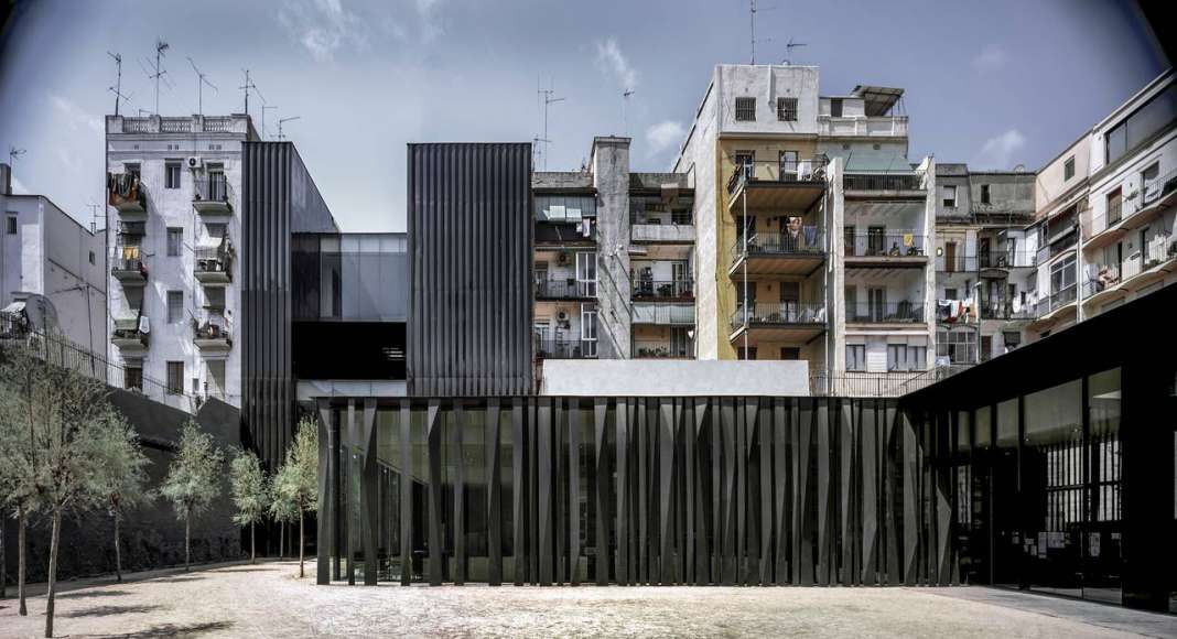 Sant Antoni – Joan Oliver Library, Senior Citizens Center and Cándida Pérez Gardens, 2007, Barcelona, España : Photo by © Hisao Suzuki, courtesy of © The Pritzker Architecture Prize