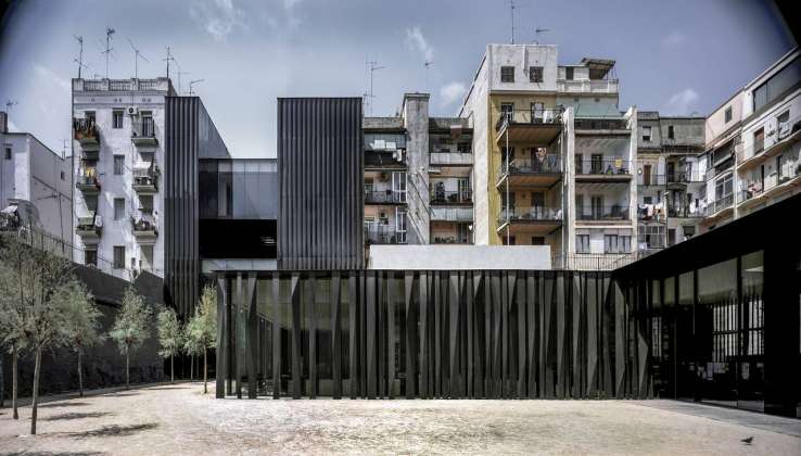 Sant Antoni – Joan Oliver Library, Senior Citizens Center and Cándida Pérez Gardens, 2007, Barcelona, España : Photo by © Hisao Suzuki, courtesy of © The Pritzker Architecture Prize