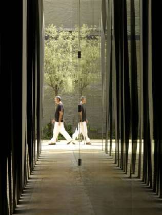 Sant Antoni – Joan Oliver Library, Senior Citizens Center and Cándida Pérez Gardens, 2007, Barcelona, España : Photo by © Hisao Suzuki, courtesy of © The Pritzker Architecture Prize