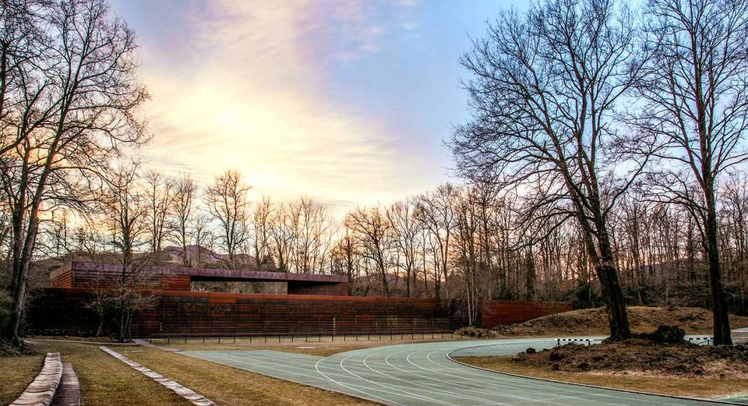 Tossols-Basil Athletics Track 2000 Olot, Girona, España : Photo by © Hisao Suzuki, courtesy of © The Pritzker Architecture Prize