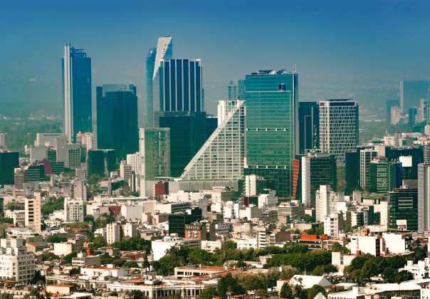 Vista aérea de la Colonia Juárez en la Ciudad de México, en una mañana soleada con algo de neblina vía Shutterstock