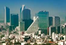 Vista aérea de la Colonia Juárez en la Ciudad de México, en una mañana soleada con algo de neblina vía Shutterstock