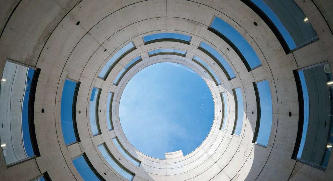 Meteorological Center of the Olympic Village in Barcelona, Spain : Copyright © Duccio Malagamba