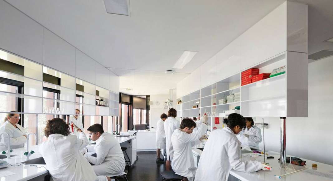 Ivanhoe Grammar Senior Years & Science Centre Science Labs by McBride Charles Ryan : Photo credit © John Gollings