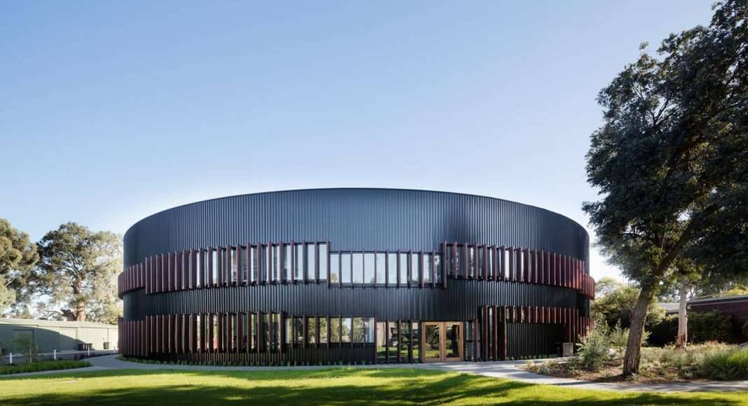 Ivanhoe Grammar Senior Years & Science Centre Exterior by McBride Charles Ryan : Photo credit © John Gollings