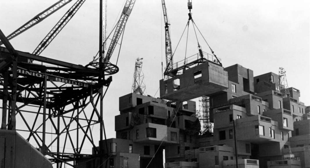 Habitat '67, construction image, 1966 : Photo credit © Collection of Safdie Architects