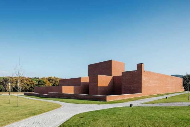 p. 512 Álvaro Siza – Theater/Auditorium of Llinars del Vallès Barcelona : Copyright © Joao Morgado/TASCHEN