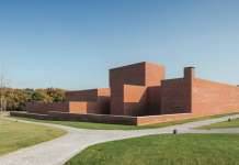 p. 512 Álvaro Siza – Theater/Auditorium of Llinars del Vallès Barcelona : Copyright © Joao Morgado/TASCHEN