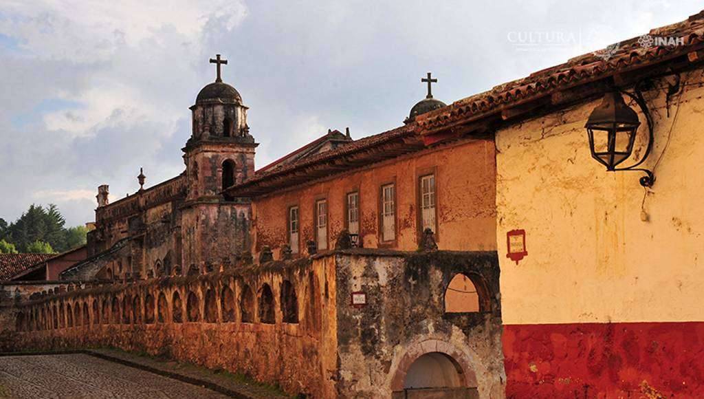 Hacen referencia a las características físicas, estado de conservación y la relevancia histórica del inmueble en cuestión : Foto © Héctor Montaño, INAH