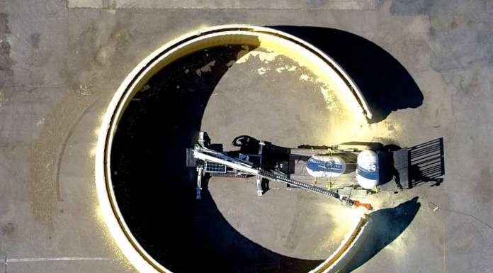 Invetigadores del MIT diseñan un sistema que puede imprimir una estructura básica de toda una edificación. El sistema consiste de un vehículo articulado que transporta un extenso brazo robótico industrial, el cual cuenta con un brazo robótico más pequeño con movimiento de precisión en su extremo : Photo © Steven Keating, Julian Leland, Levi Cai, y Neri Oxman/Mediated Matter Group