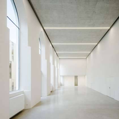 Vista del Vestíbulo del Studio Molière y extensión del Liceo Francés de Viena : Photo © Hertha Hurnaus