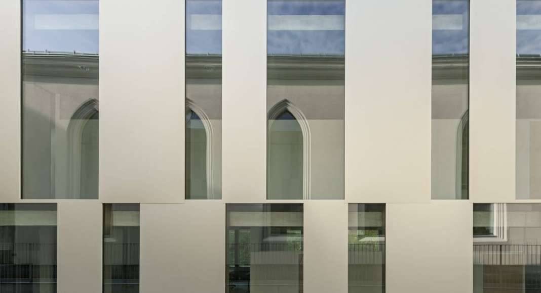 Vista de la Fachada de la Renovación del Studio Molière y extensión del Liceo Francés de Viena : Photo © Hertha Hurnaus